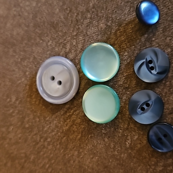 3/$30 Vintage Assorted Navy Blue and Turquoise Mother of Pearl Buttons - Picture 3 of 5